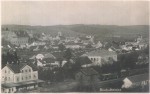 Pohlednice, zachycující město s nádražím a jeho budovou v popředí, odeslaná 21. srpna 1933. Sbírka Petr Hošek
