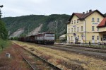 Výpravní budova s manipulačním vlakem 85112 z Dobříše (a Davle), v čele s lokomotivou 751.223 ČD Cargo