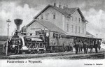 Stanice Wygnanka na dobové pohlednici z časů existnece monarchie a OGLB. Před budovou lokomotiva 46.08 rakouských Státních drah (kkStB)