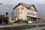 Budova s obnovenou fasádou a typickým doplňkem ex-jugoslávských nádraží - pomníkem parní lokomotivy