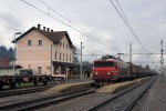 Průjezd nákladního vlaku stanicí, v čele s lokomotivou 363.030 Slovinských železnic