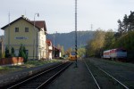 Výpravní budova s měřícím vlakem rádiových sítí (ERTMS), v čele s lokomotivou 749.006 ČD