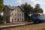 Výpravní budova na pohledu z kolejiště, i s čekajícím vlakem směr Ternopol