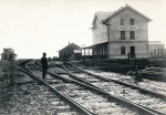 Budova kr�tce po dokon�en�. V t� dob� nesla stanice n�zev Mlad� Boleslav m�stn� n�dra��/Jungbunzlau Lokalbahnhof