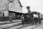 Hiistorický snímek s vlakem v parní trakci, pořízený zřejmě již v éře meziválečného Československa.