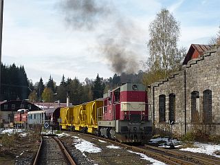 ponekud o dva mnesice starsi fotka nakladniho vlaku v korenove v listopadu roku 2009 ktery jel sterkovat z Harrachova do polska