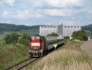 Kocour �ady 742143 s rychl�kovou soupravou opustil stanici Ostrom��.
