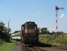 Souprava v �ele s kocourem �ady 742409 vj�d� do stanice Smidary.