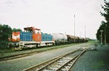 714.215 v nkladnm vlaku z Rakovnka na Hoesedly pi kiovn ve st. Chr᚝any, 7.8.2001
