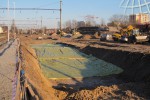 V m�st� �ikm� rampy II.n�st., dozadu st�edem n�dra�� jsou vybetonov�ny patky TV, 8.3.