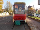 Po projetí křižovatkou ve smyčce v zastávce Hauptbahnhof/Heinrich-Mann-Alle proti směru aut