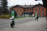Stanin budova se zastvkami autobus MHD