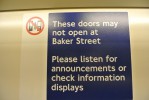 Tet dvee od konce/zatku soupravy se neotvraj pouze ve stanici Baker Street v jednom smru.