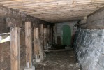 Na galerii navazuje uzam�en� tunel. Ten sm��uje n�kam pod p�ehradu a asi kon�� v podzem�.