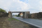 U mostu p�es silnici1/15 se dobetonav�vaj� boky pro spojen� s n�spem.