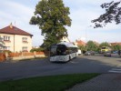 Autobus odbouje do Nchodsk ulice, kudy bn MHD nejezd.