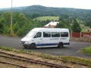 P��jezd operativn� zaveden� "NAD", kter� odveze lidi (t�ch p�r lid�) do Telnice