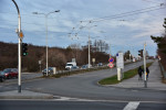 Trolejbusová stopa pravého odbočení ve směru od Slatiny na Novolíšeňskou.