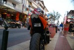 Typicky priklad umiestnovania znaciek na greckych motorkach!