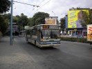 Autobus odkudsi ze zpadu, je zde zvykem na autobusech i trolejbusech nechvat pvodn cedule.