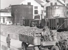Sldkoviovo (14.10.1955)_eleznice dopravuje epu do cukrovaru_foto Joo Teslk_zdroj TASR