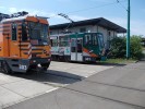 Vlevo kolejov� brus, vpravo cvi�n� v�z (p�ed opravnami tramvaj� a autobus�)