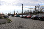 Pohled na skoro pln obsazen parkovit (pohled od stanin budovy)
