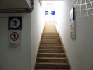 ... tedy žst., kde je bariérovost dotažena k "dokonalosti" - u schodů zčásti/zcela chybí i zábradlí.
