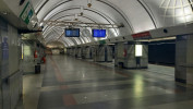 Ve stanici Vukov Spomenik to vypad jako v metru