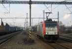 E 186 182 se pesouv do ela vlaku na Rott., v pozad MT740 kter ho pisunula, Praha Uhnves