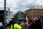 Kolegov fotografov krsn seazeni v ad ped nabouranou tramvaj :-)