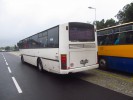 Z b�l�ho autobusu jsem pr�v� vystoupil - do silnice; p��mo p�ed dal�� autobus NAD