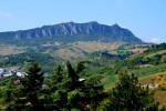 Pohled na horu Monte Titano z Faetana