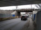 Pr�hled na posledn� stoj�c� ��st mostu V korytech slou��c� jako provizorn� nadjezd pro n�kladn� auta