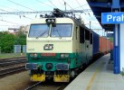 150.025 prech�dza s kontajnerov�m n�kladn�m vlakom cez Prahu�Libe� 8. 6. 2006