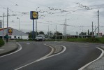Vjezd z kruh��e do ul. B�lohorsk�, v pozad� hrub� stavba OD Kaufland. 