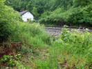 pohled ke str. domku z trasy vedlej vlekov koleje (vedla smrem k Plzni) u zaniklho skladit
