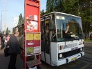 Nhradn autobusov linka X15 v tramvajov zastvce Maniny s telefonujcm idiem
