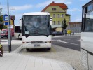 Druh� z autobus� NAD za R 661 zastavuje na stanovi�ti �. 1...