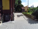 O 4 hodiny pozd�ji ji� nedoch�zelo ke sv�voln�mu uzav�en� jedin�ho bezbari�rov�ho vstupu