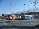 A tady je ta nemodernizovan T3 na Vinjevaci spolu s pmstskm autobusem.