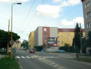Odbo�ka do ul. Seifertova a nov� nap�jec� bod (u rohu domu vpravo)
