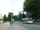 A zde u� ��st, kter� se jen rekonstruuje, nad trolejbusem budou v�hybky do ul. Ke Skalce.