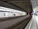 Podzemn stanice Flughafen Wien - 3 koleje; nedvno dolo k prodlouen nstupi na 400 metr
