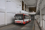 Pprava trolejbusu 3505 ped rozlukovou jzdou ve vozovn Komn