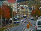 Za pozornost stoj� trolejbus linky 6 v pozad� ...