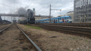 Odjezd parn�ho vlaku z Hradce Kr�lov� do Pardubic, kr�tce za n�m vyraz� i pantograf