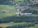 Dvojit Railjet projd vcarskou obc Weite-Wartau, pohled z lichtentejnsk obce Triesenberg