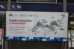 Reklamn tabule na doprovodn program olympijskch her v Jesenkch ve vestibulu st. Ostrava-Svinov