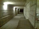 Pohled do tunelu z konce nstupit (opan kolej ne na pedchozm obrzku)
